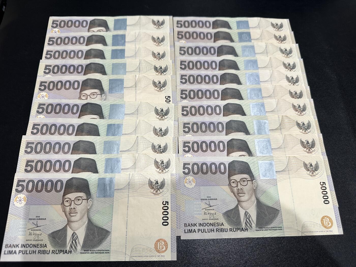 《外钞收藏家》第五百八十六期（品种丰富、精品多）（本平台长期征集拍品、欢迎藏友们联系合作） 1999年印度尼西亚5万面额 20张一起 非全新 品相如图