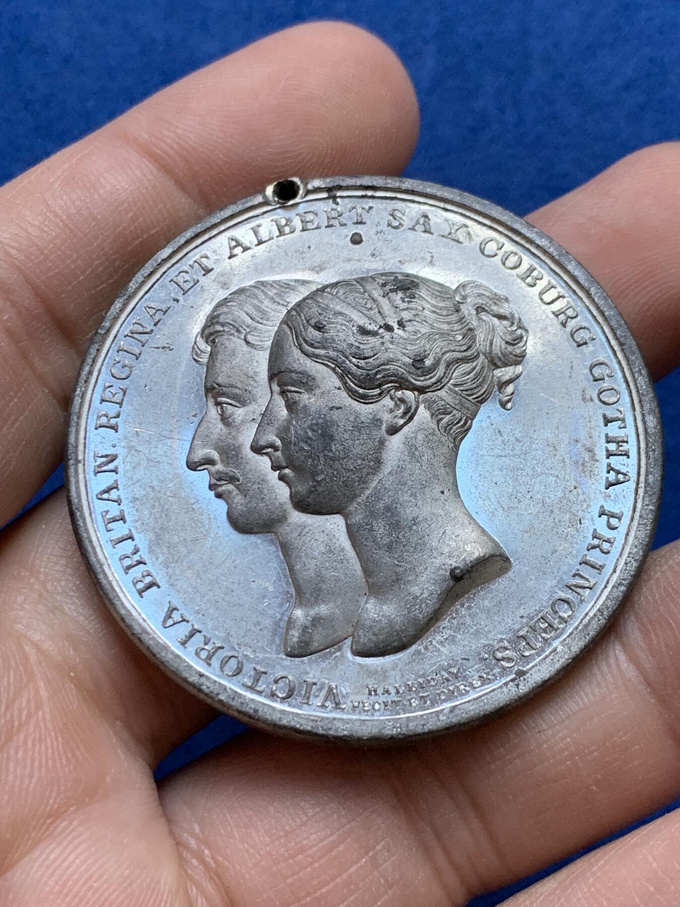 《竞宝斋》第439场 周日，周一，周二 3场连拍 （全场包邮） 英国1840年维多利亚女王和阿尔伯特亲王结婚纪念章，白色金属材质，有打孔。29.7克，44.5mm。