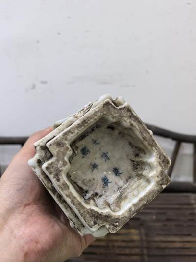 清代哥釉开碎片瓷四方瓶