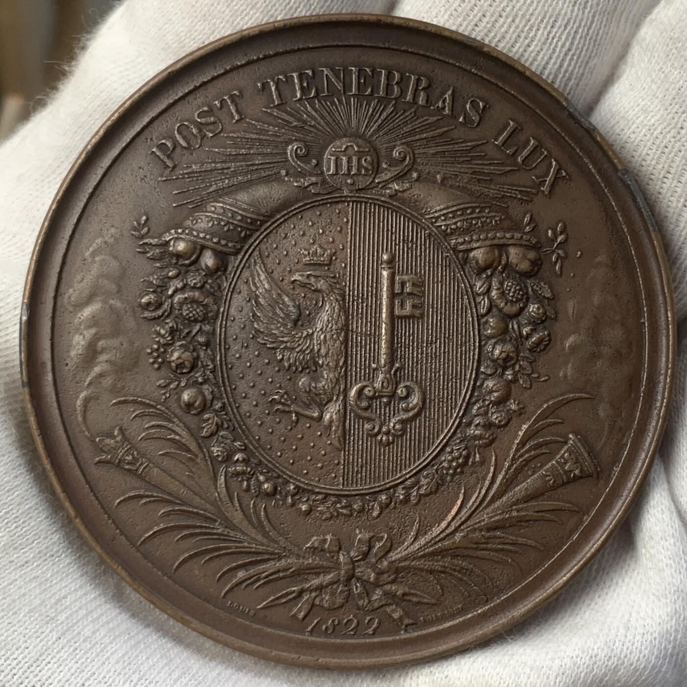 掌中浮雕-藏着的欧洲第042场 1822年瑞士日内瓦艺术协会奖章，60mm，正面阿波罗雕像上方的拉丁文意为“艺术的保护者”，背面日内瓦城市纹章上方的文字意为“黑暗之后的光明”