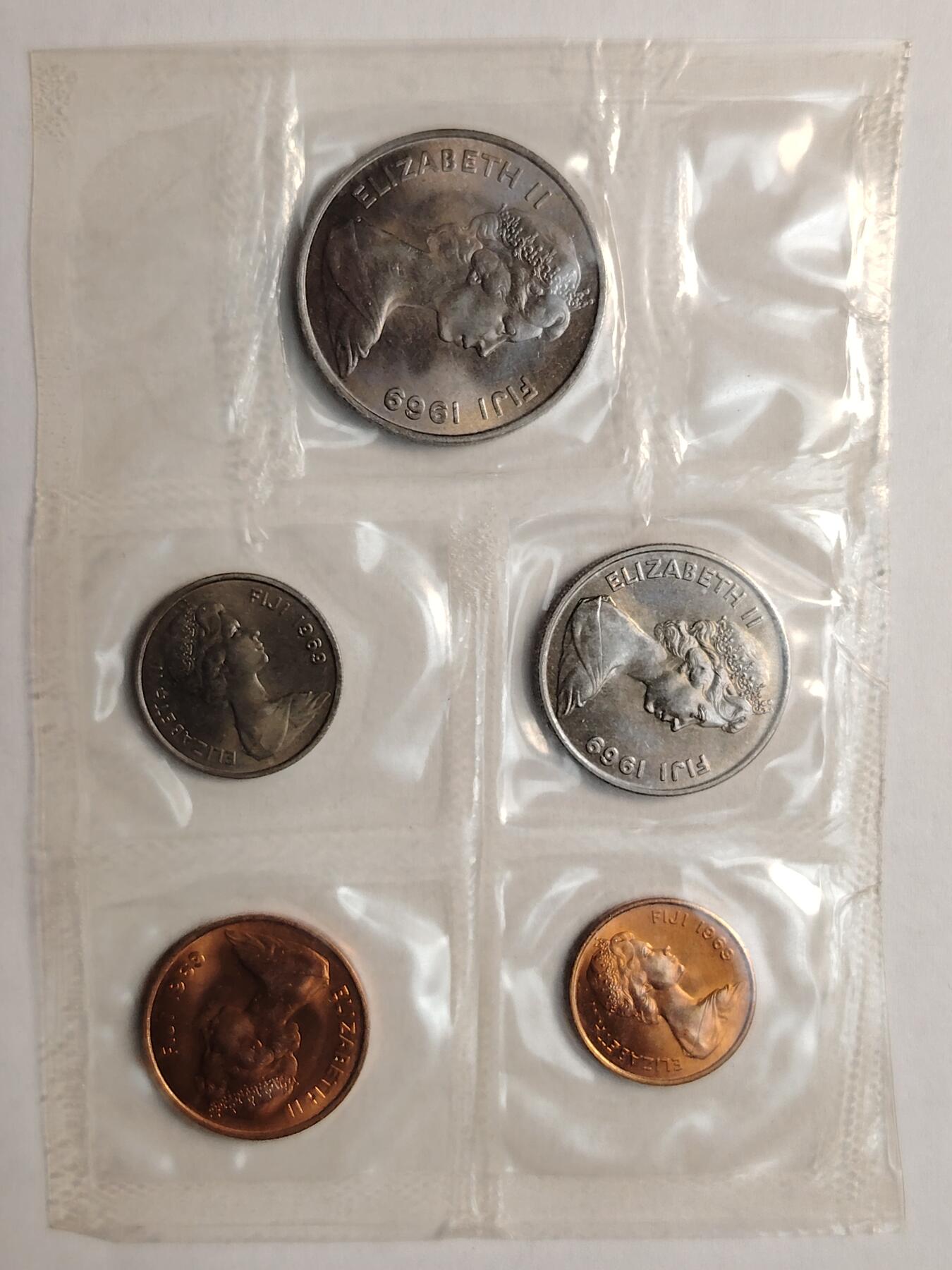 布加迪🐬～世界钱币(上海)🌾第 260 期 /  各国套币和散币 斐济🇫🇯 币制改革前后2套 册装