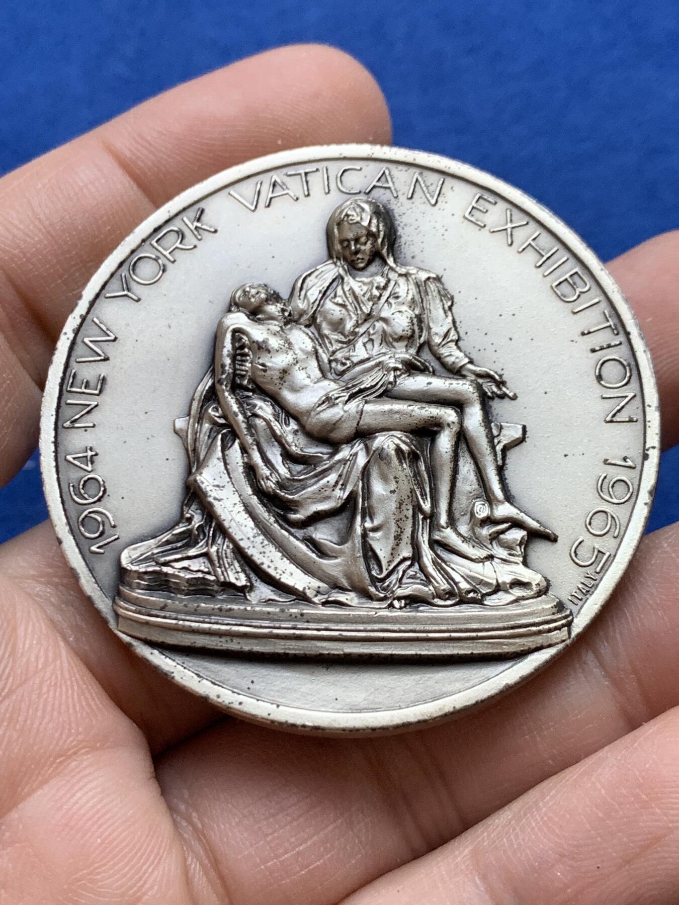 《竞宝斋》第439场 周日，周一，周二 3场连拍 （全场包邮） 纽约世界博览会-米开朗基罗的《圣殇》纪念章 67.5克 49.5mm