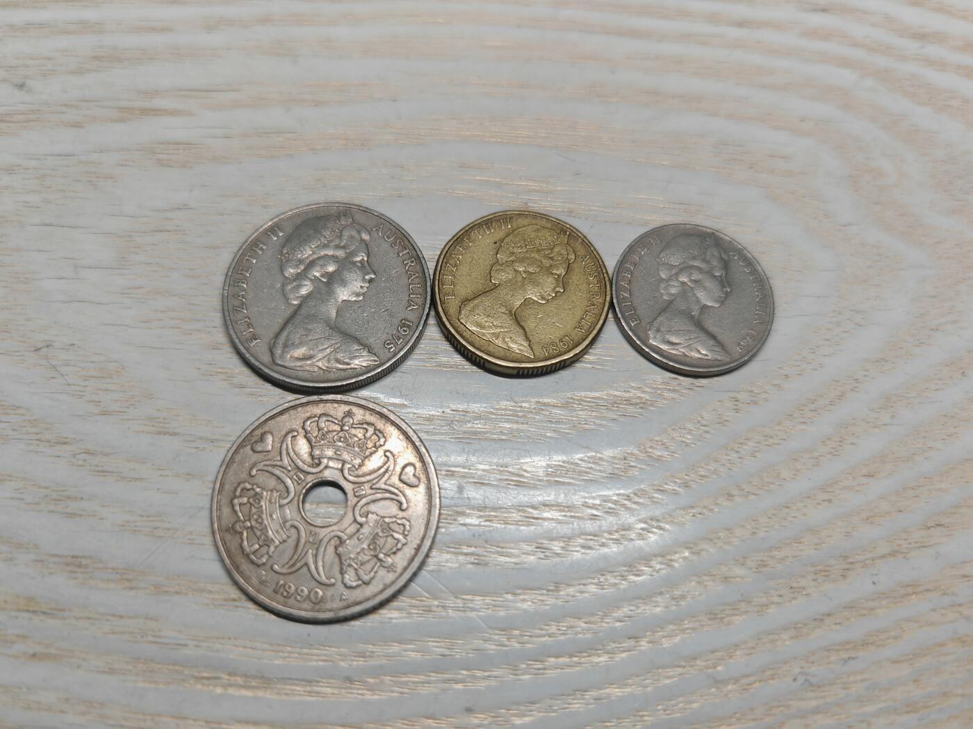 澳大利亚3枚硬币，正面伊丽莎白女王头像，背面各种特色动物图案， 丹麦1枚硬币，中孔设计，正面为三个戴王冠的MII花押，背面为波纹图案，两侧心饰非常可爱，此为玛格丽特执政的丹麦王国时期5克朗币