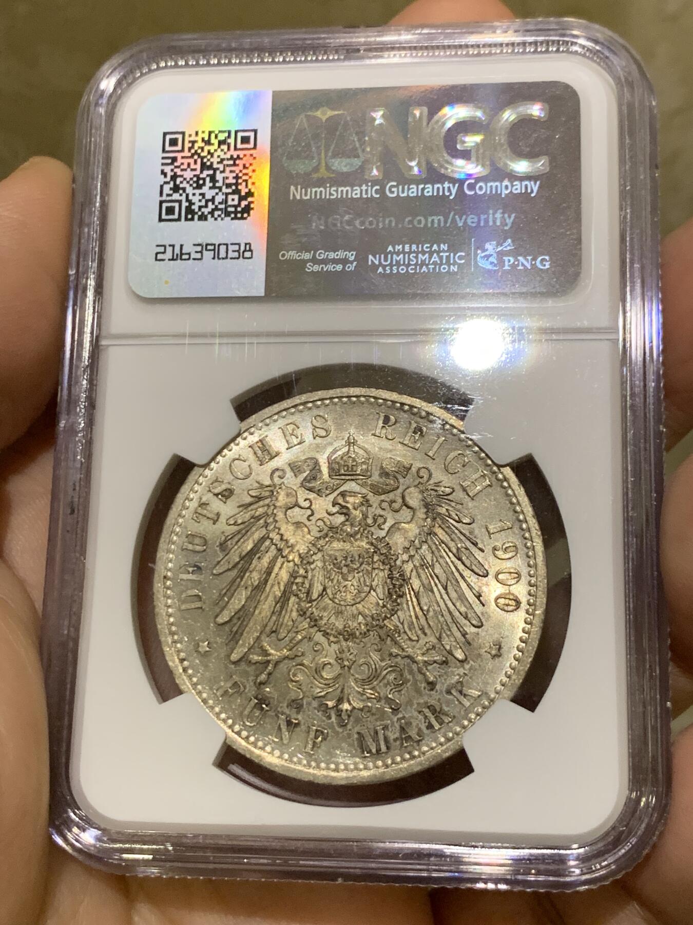 《竞宝斋》第439场 周日，周一，周二 3场连拍 （全场包邮） NGC MS63 德国1900年普鲁士威廉二世流通5马克大银币，稀少的中早期年份，威二长翅5马克流通充分，高品难度很大。淡金彩，转光极美，收藏级主币大银