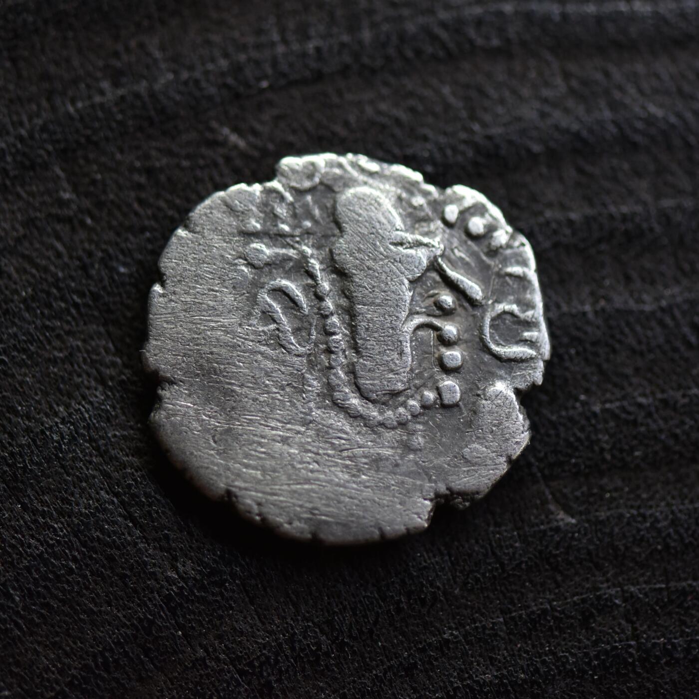 【良泉】第41期【自动场】11月27日晚19.30点开拍！86组，西方古代钱币专场 【藏家出品B】公元6-8世纪【印度-萨珊】乔卢基地区，萨珊式一德拉克马银币，3.97克