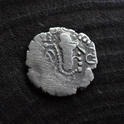 【良泉】第41期【自动场】11月27日晚19.30点开拍！86组，西方古代钱币专场 - 【藏家出品B】公元6-8世纪【印度-萨珊】乔卢基地区，萨珊式一德拉克马银币，3.97克