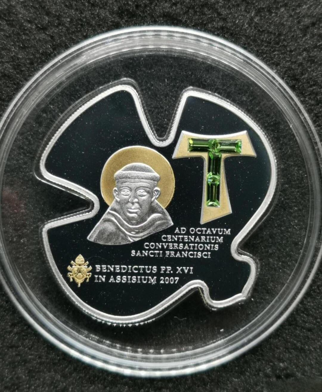 世界各国银币章专场（第24场） 发行量少 库克群岛2007年教皇访问阿西西局部镀金镶嵌施华洛世奇绿水晶5元异形精制银币