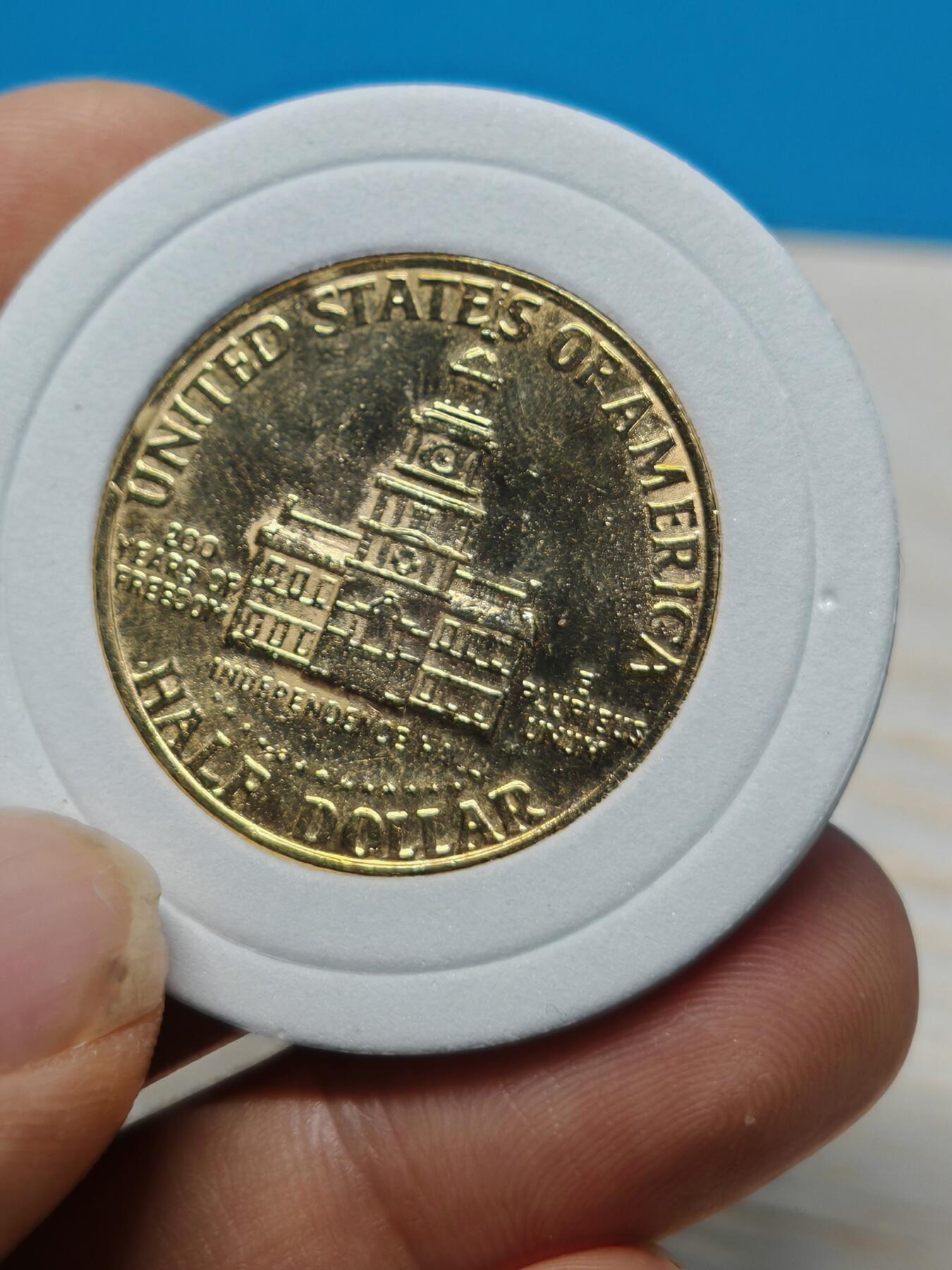 1976年美国独立200周年纪念币，肯尼迪半美元镀金币，背面印有独立宫图案，金光闪闪，值得收藏