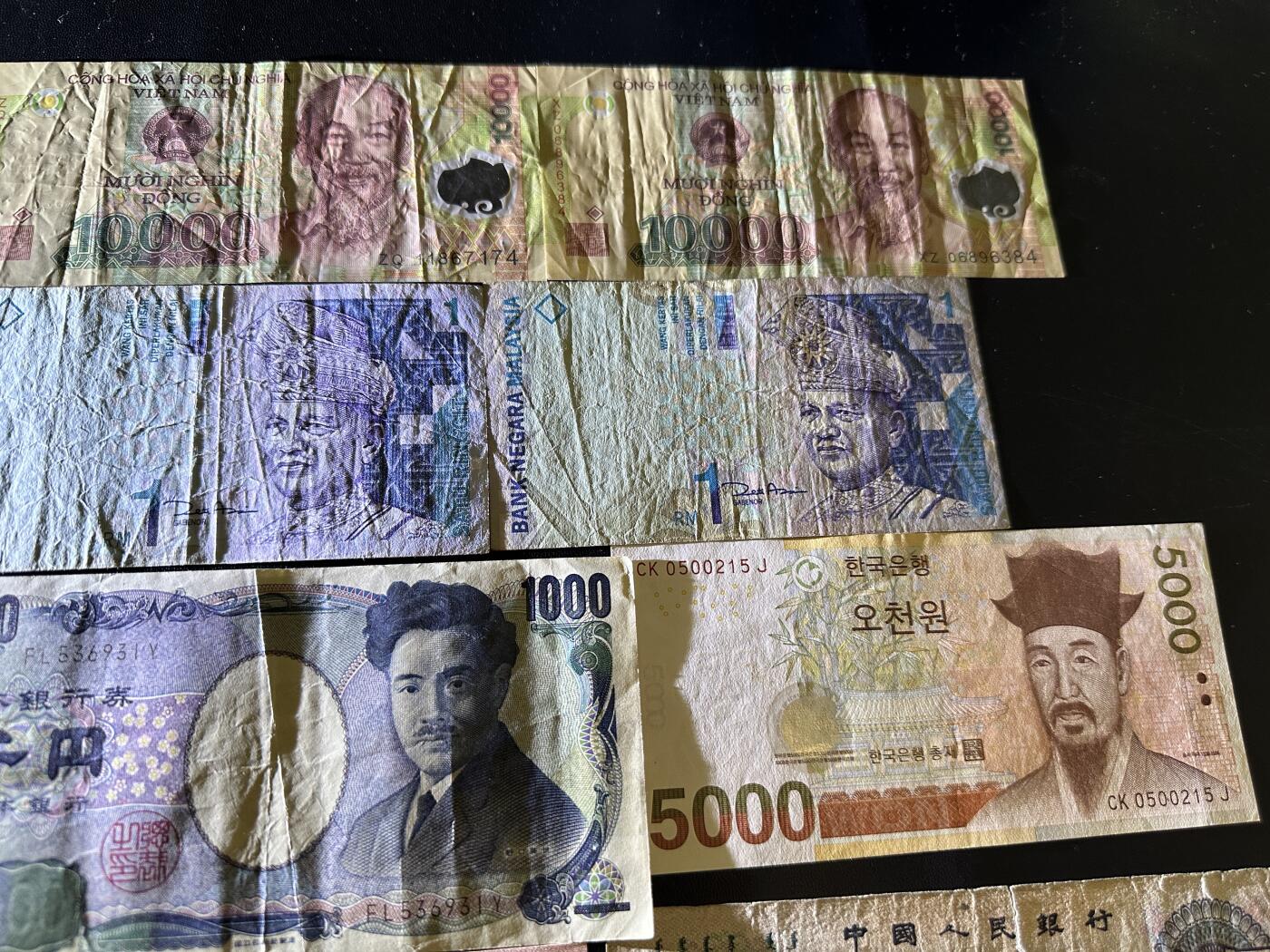 《外钞收藏家》第五百八十六期（品种丰富、精品多）（本平台长期征集拍品、欢迎藏友们联系合作） 越南、日本、韩国、马来西亚、美元、人民币13张一起 品相如图