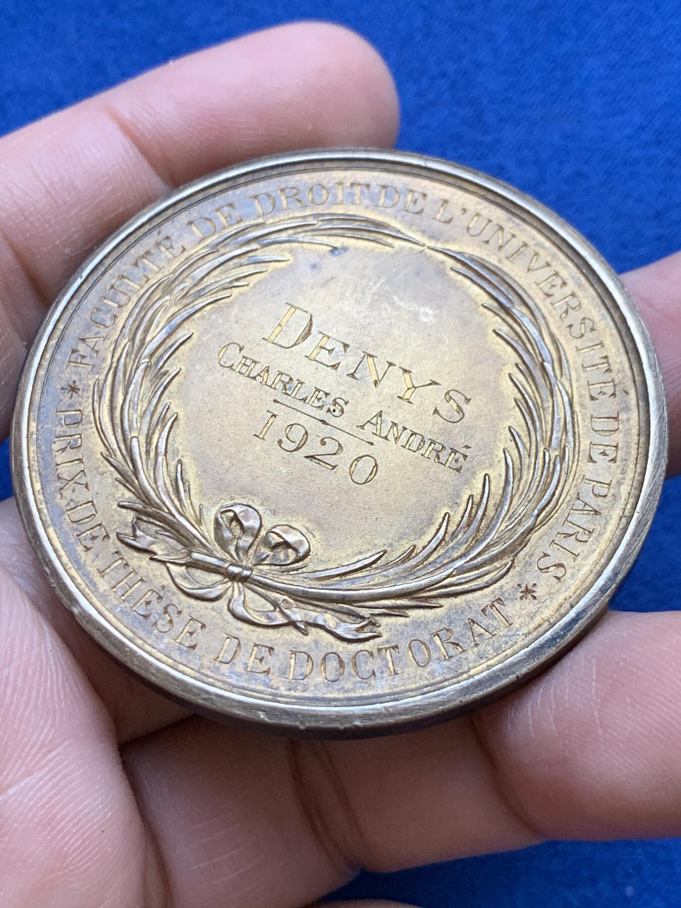 《竞宝斋》第439场 周日，周一，周二 3场连拍 （全场包邮） 1920年巴黎大学法学院博士论文获奖纪念镀金银章 丰饶角1银标 67.5克 50.1mm