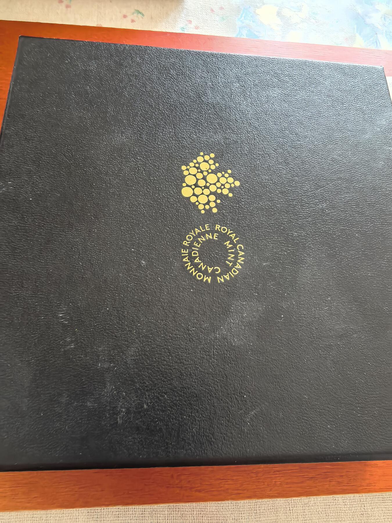 长老汇蛇年精选第七十四场拍卖 2022加拿大枫叶50加元蓝色铑涂层精制银币，5盎司9999银，盒证全，红色钢琴烤漆木盒，非常漂亮