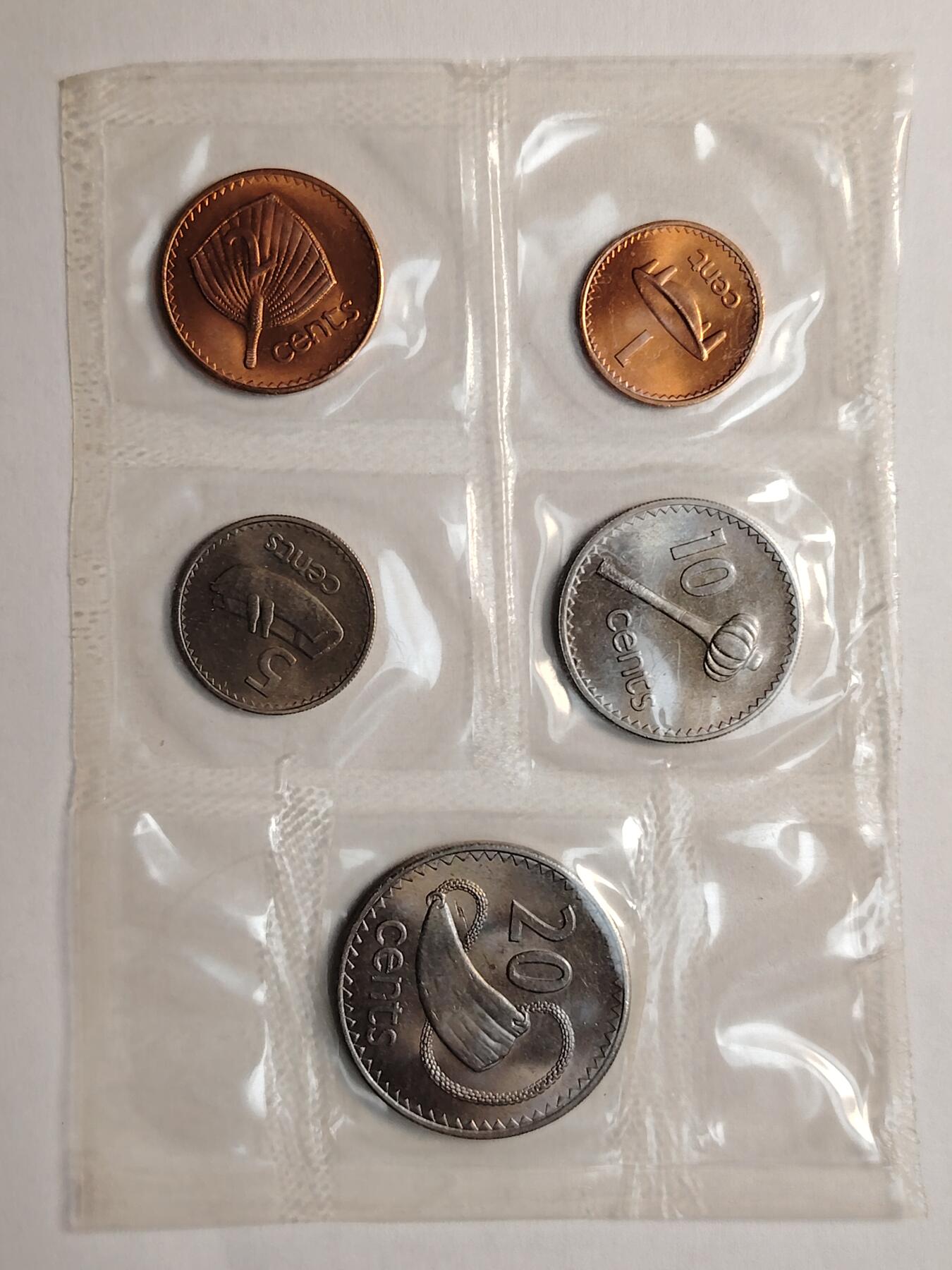 布加迪🐬～世界钱币(上海)🌾第 260 期 /  各国套币和散币 斐济🇫🇯 币制改革前后2套 册装