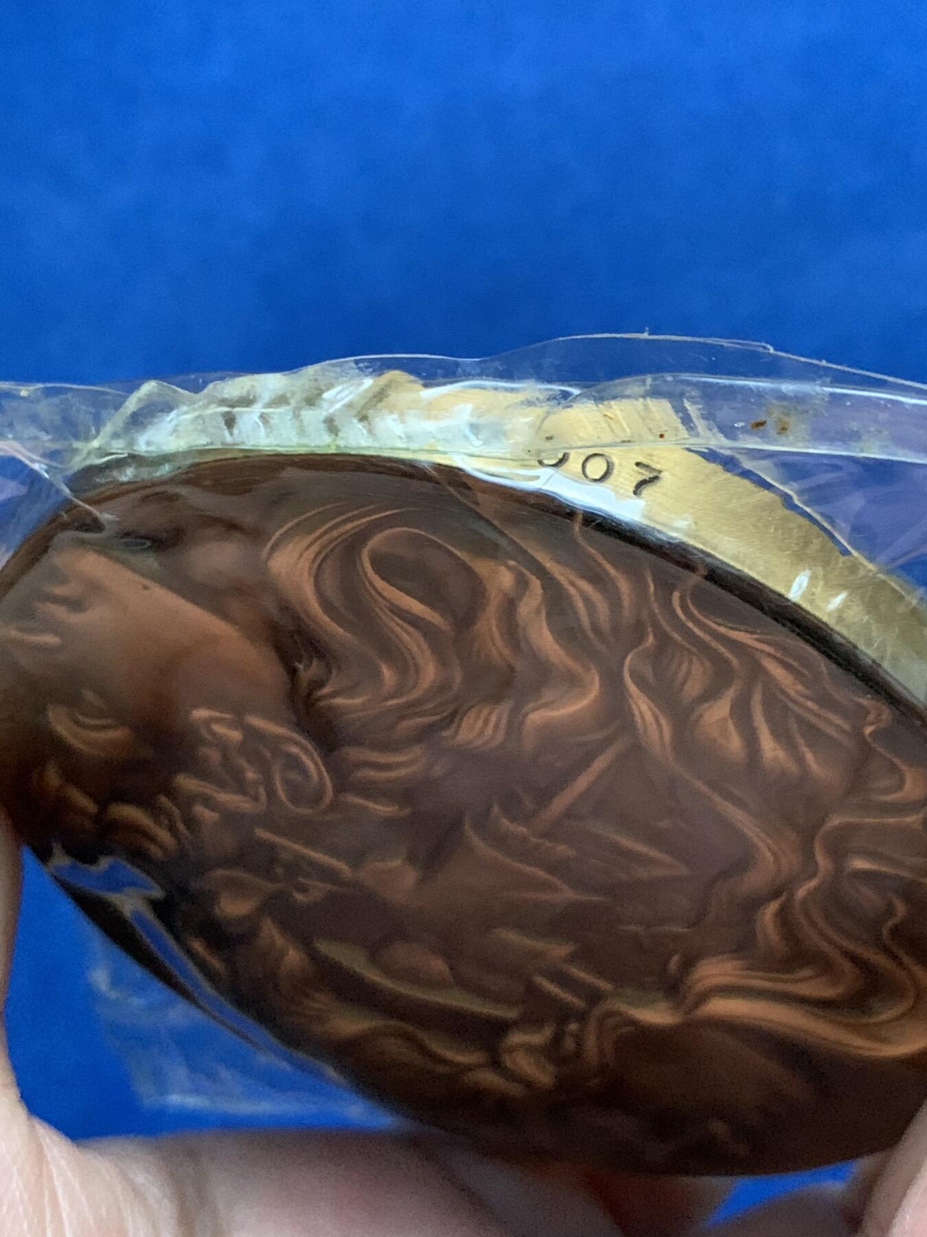 《竞宝斋》第439场 周日，周一，周二 3场连拍 （全场包邮） 上海百拓稻草人之恋大铜章，编号007，带袋总重约329.1克，直径80mm，原盒原证。