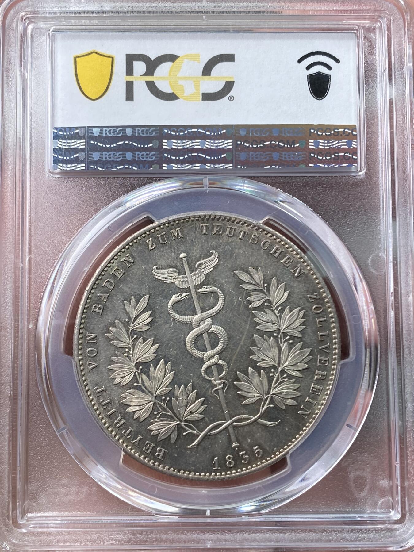 万国钱币拍卖第055期 PCGS MS64 1835年巴伐利亚路德维希一世纪念巴登加入关税同盟历史大泰勒 热门历史系列 无论工艺还是设计都是同时代中的佼佼者 双蛇缠绕的权杖是商业之神赫尔墨斯的象征 底板类镜面喷砂质感 64已是极其难得 越来越贵的品种