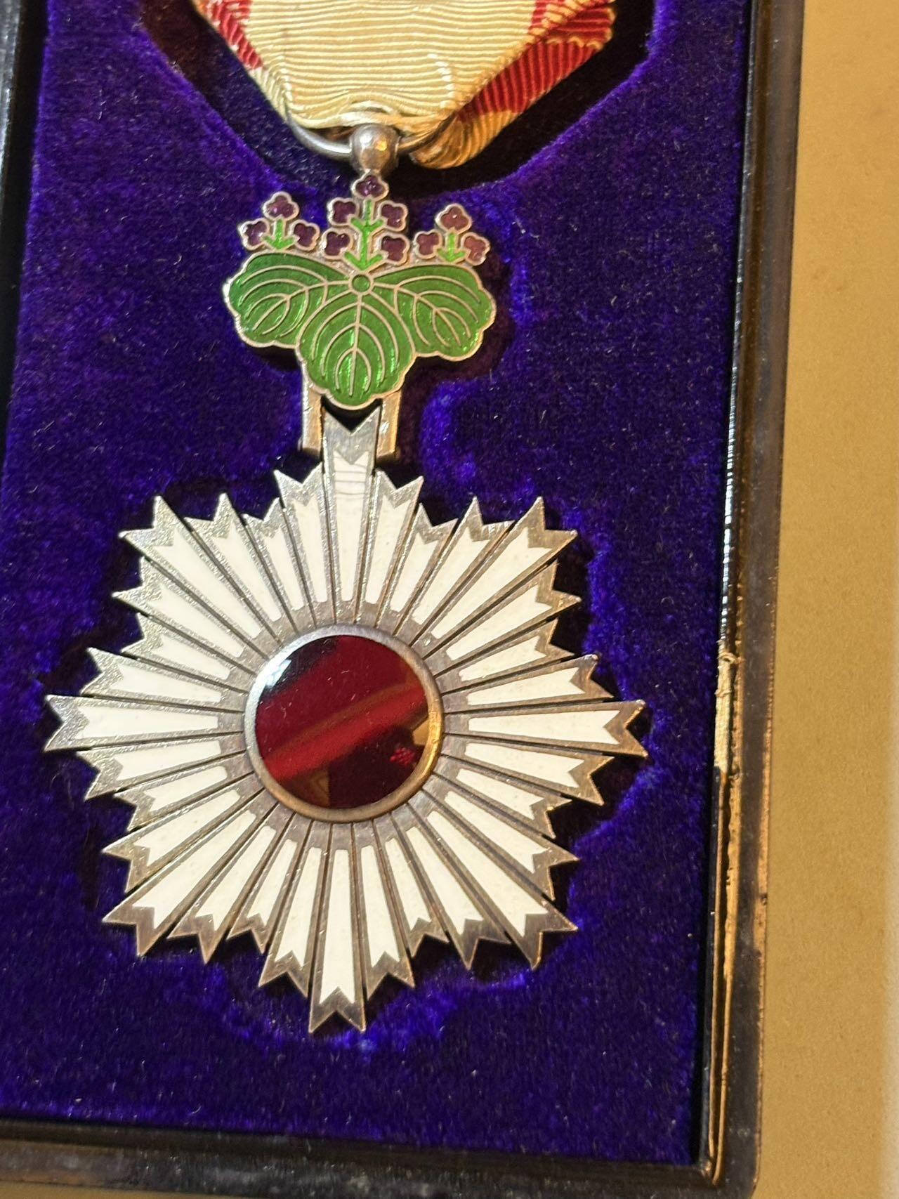 盛世勋华——号角文化勋章邮票专场拍卖第290期 日本勋五等双光旭日章 银制带原盒 明治时期