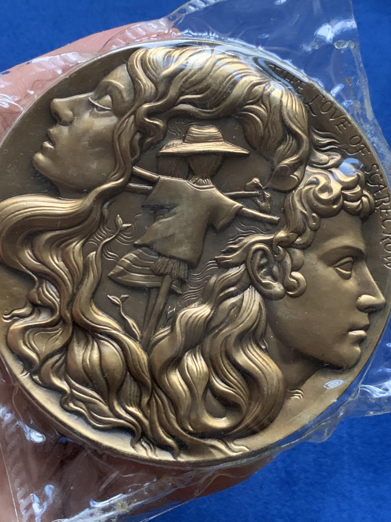 《竞宝斋》第439场 周日，周一，周二 3场连拍 （全场包邮） 上海百拓稻草人之恋大铜章，编号007，带袋总重约329.1克，直径80mm，原盒原证。