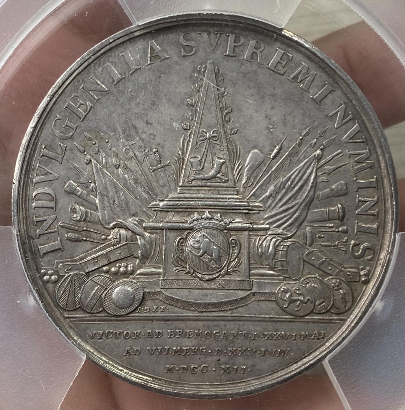 万国钱币拍卖第055期 PCGS MS62 1712年瑞士伯尔尼授予托根堡战役中日内瓦和穆蒂埃·格兰瓦尔的苏库尔部队士官纪念大银章 早期瑞士高浮雕 熊甲与熊毛极其精细亮眼 青灰色包浆高点完美 巨型大规格55MM 