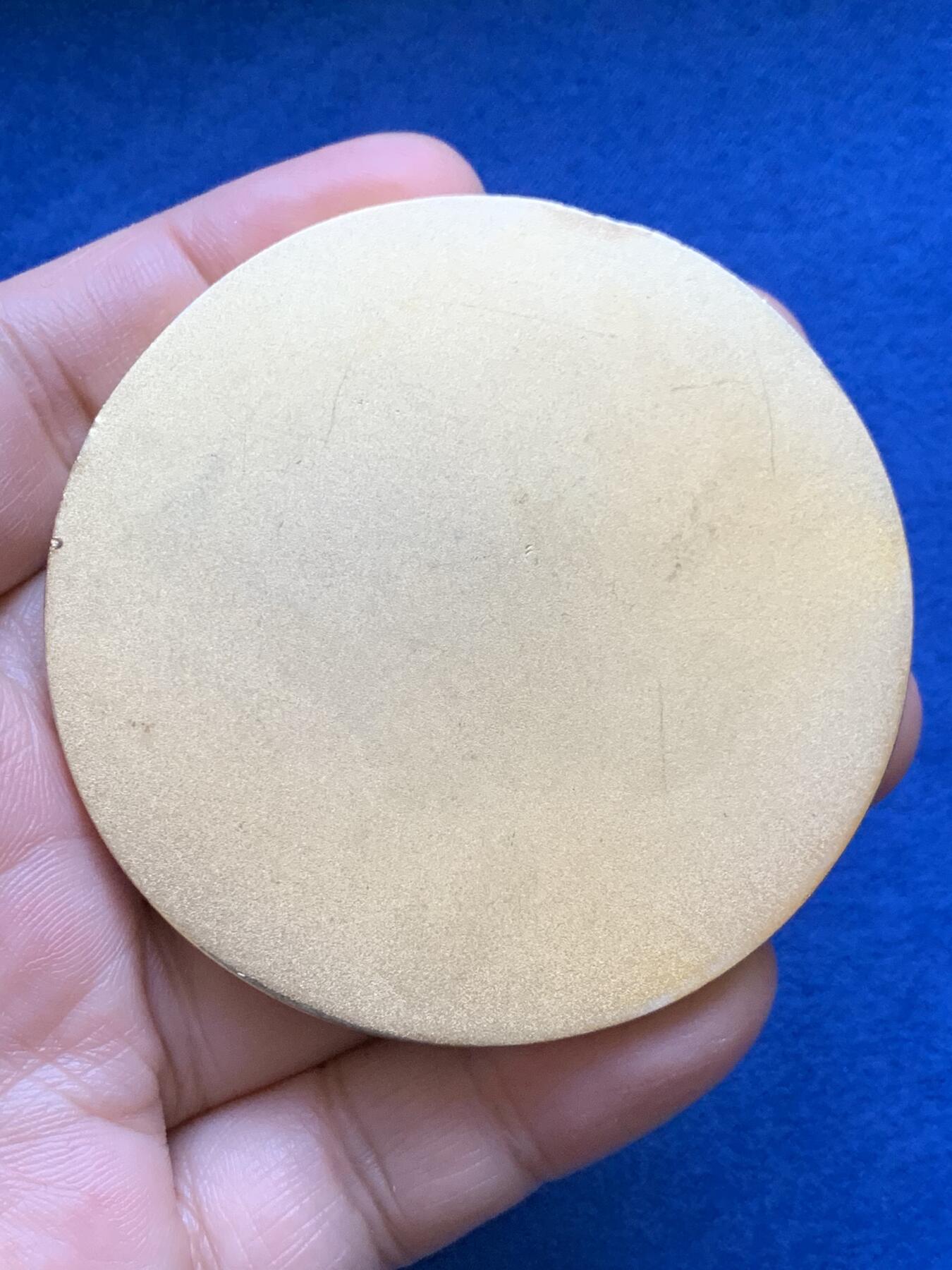 《竞宝斋》第439场 周日，周一，周二 3场连拍 （全场包邮） 美国陆军部纪念大铜章，镀金带珐琅，正面翻译为“美利坚合众国，由我们捍卫！”大直径66.1mm，重量122.2g。