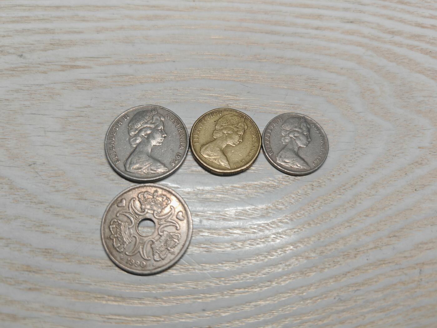 澳大利亚3枚硬币，正面伊丽莎白女王头像，背面各种特色动物图案， 丹麦1枚硬币，中孔设计，正面为三个戴王冠的MII花押，背面为波纹图案，两侧心饰非常可爱，此为玛格丽特执政的丹麦王国时期5克朗币