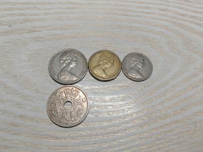 澳大利亚3枚硬币，正面伊丽莎白女王头像，背面各种特色动物图案， 丹麦1枚硬币，中孔设计，正面为三个戴王冠的MII花押，背面为波纹图案，两侧心饰非常可爱，此为玛格丽特执政的丹麦王国时期5克朗币 - 澳大利亚3枚硬币，正面伊丽莎白女王头像，背面各种特色动物图案， 丹麦1枚硬币，中孔设计，正面为三个戴王冠的MII花押，背面为波纹图案，两侧心饰非常可爱，此为玛格丽特执政的丹麦王国时期5克朗币