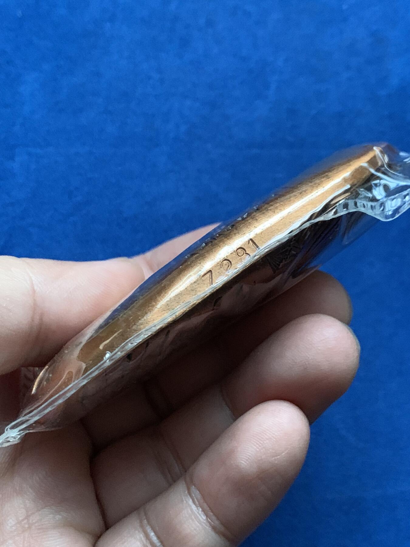 《竞宝斋》第439场 周日，周一，周二 3场连拍 （全场包邮） 寂静的春天铜章 采用新颖独特的鹅卵石形状 ，手感充实圆润 。人类细密的指纹 ，犹如岁岁年年的数轮，也如湖水荡漾的涟漪 。我们与大自然生生相惜 ，大自然就是我们的家 春意盎然 不再寂寞 不再静悄悄 ……规格为8.5cm×5.5cm，带袋总重约384.2克，限量发行黄铜365枚，紫铜365枚，发行编号水印证书 ，章上打号。