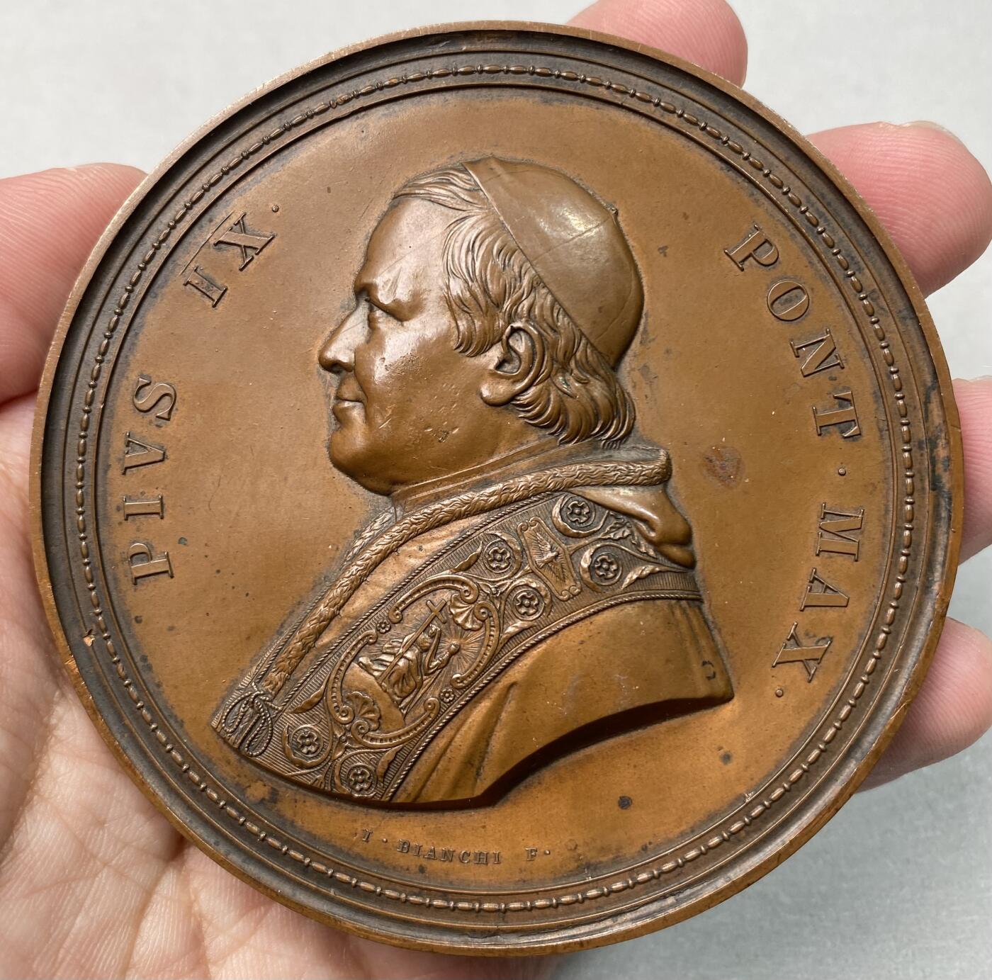 万国钱币拍卖第055期 1861年教宗国庇护九世圣保罗大教堂内部景观大铜章 凹面工艺超大规格 名誉品种 有较为明显的透视工艺 边有类似铸缺的工艺问题 欧洲拍卖会极贵的稀少品种 280g 80mm