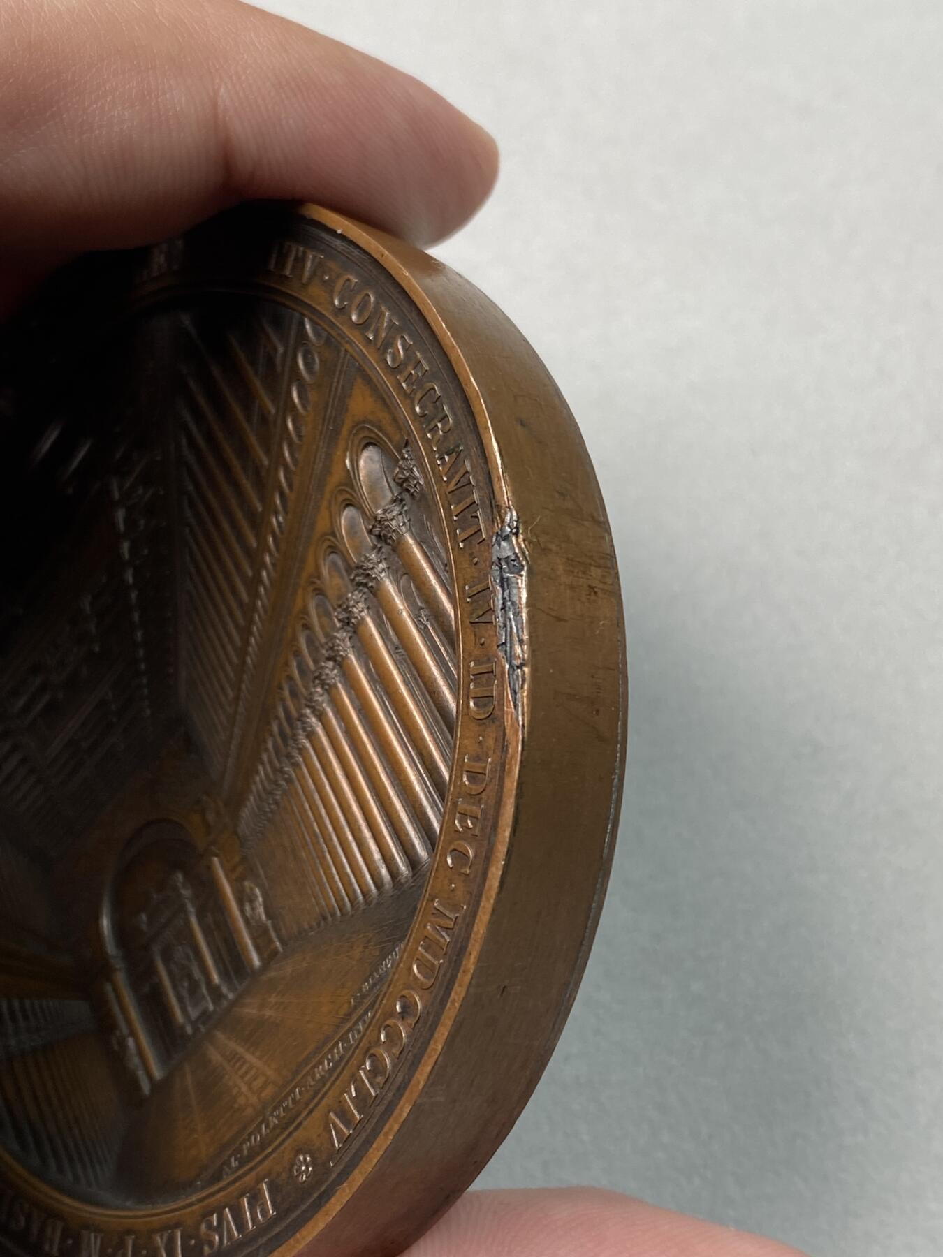 万国钱币拍卖第055期 1861年教宗国庇护九世圣保罗大教堂内部景观大铜章 凹面工艺超大规格 名誉品种 有较为明显的透视工艺 边有类似铸缺的工艺问题 欧洲拍卖会极贵的稀少品种 280g 80mm