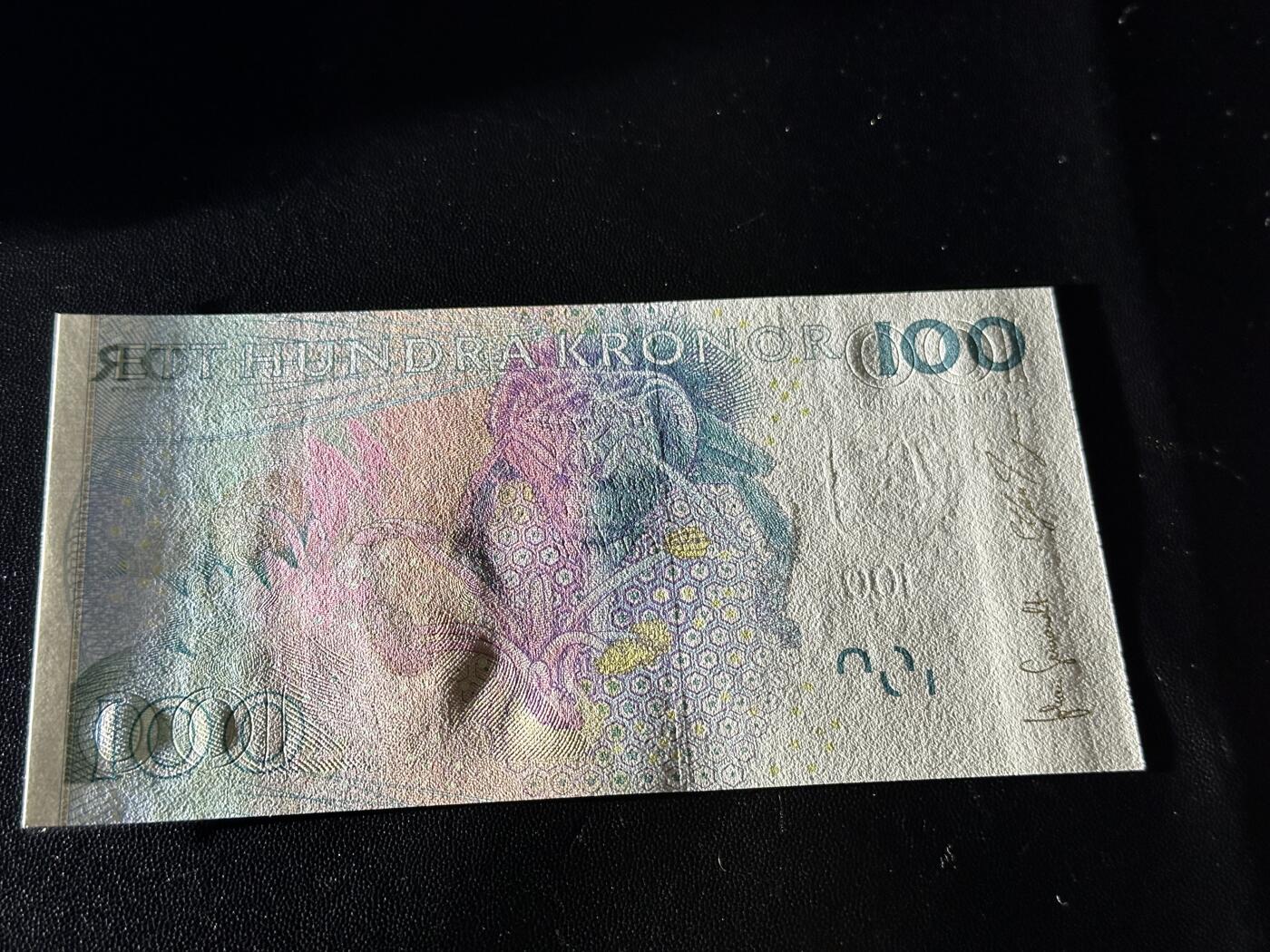 《外钞收藏家》第五百八十六期（品种丰富、精品多）（本平台长期征集拍品、欢迎藏友们联系合作） 瑞典100克朗 狮子子号+豹子号0000444 全新UNC