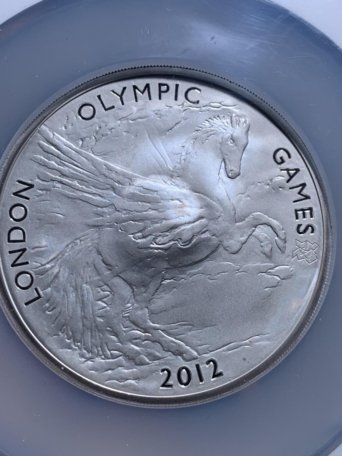 《竞宝斋》第439场 周日，周一，周二 3场连拍 （全场包邮） NGC PF69UC 英国伦敦2012年第30届奥林匹克运动会-飞马5盎司银币 999银 155.5克 直径65毫米 获奖币 加大加厚盒 侧面周圈好像有开盒痕迹 仔细辨识后出价