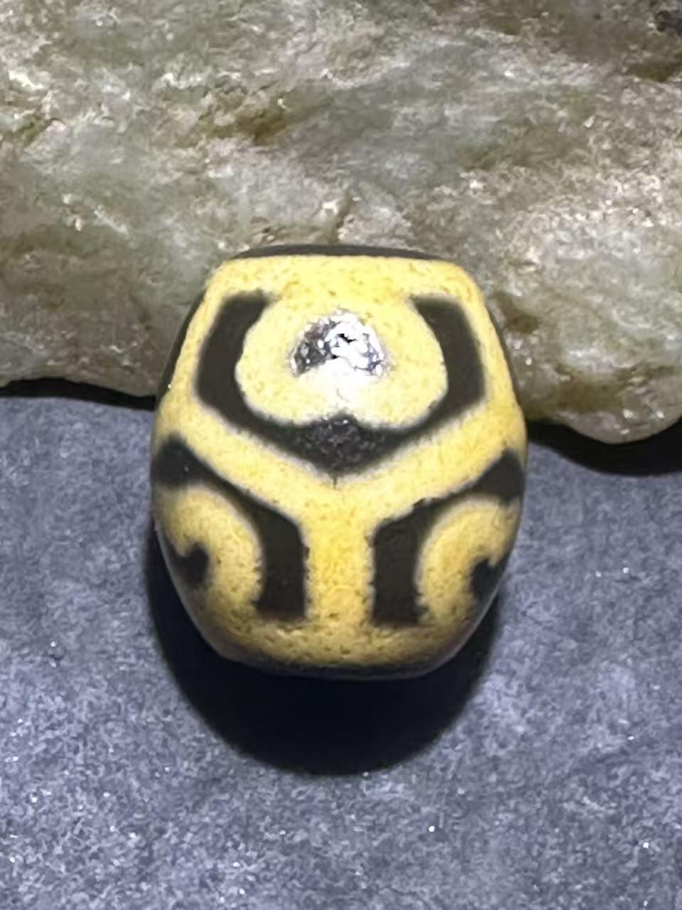 仅此一颗，精品藏传牙黄莲花玛瑙天珠一颗