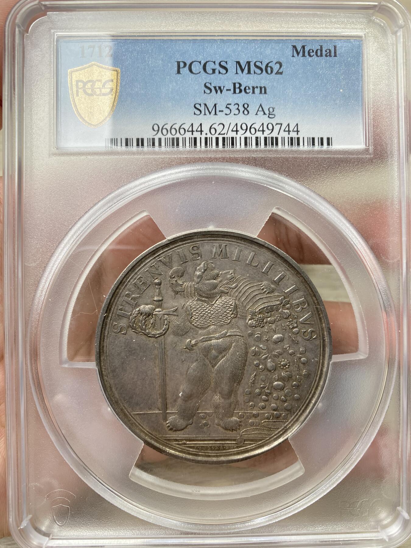万国钱币拍卖第055期 PCGS MS62 1712年瑞士伯尔尼授予托根堡战役中日内瓦和穆蒂埃·格兰瓦尔的苏库尔部队士官纪念大银章 早期瑞士高浮雕 熊甲与熊毛极其精细亮眼 青灰色包浆高点完美 巨型大规格55MM 