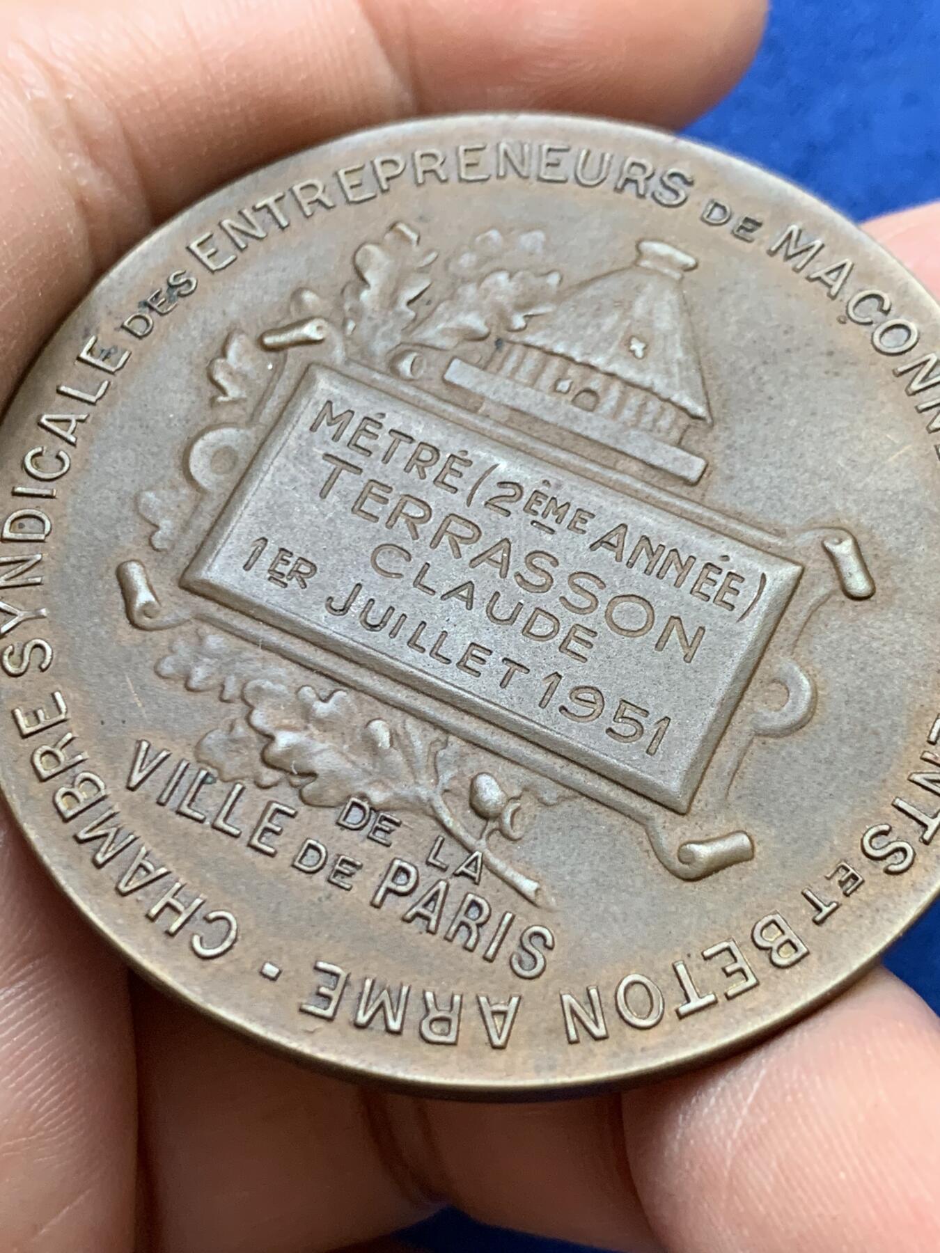 《竞宝斋》第439场 周日，周一，周二 3场连拍 （全场包邮） 法国巴黎市建筑工会砌筑承包商联盟协会纪念章 57.8克 49.8mm