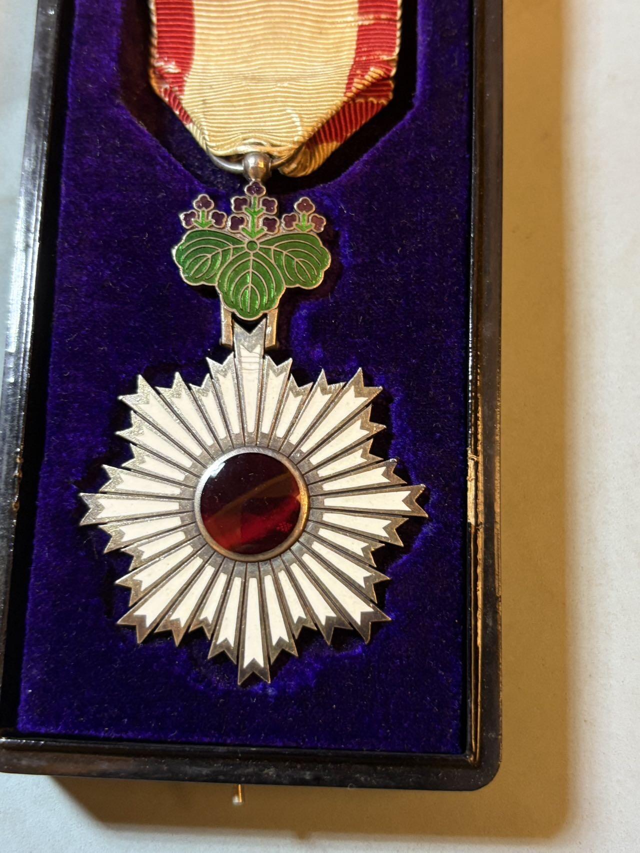 盛世勋华——号角文化勋章邮票专场拍卖第290期 日本勋五等双光旭日章 银制带原盒 明治时期