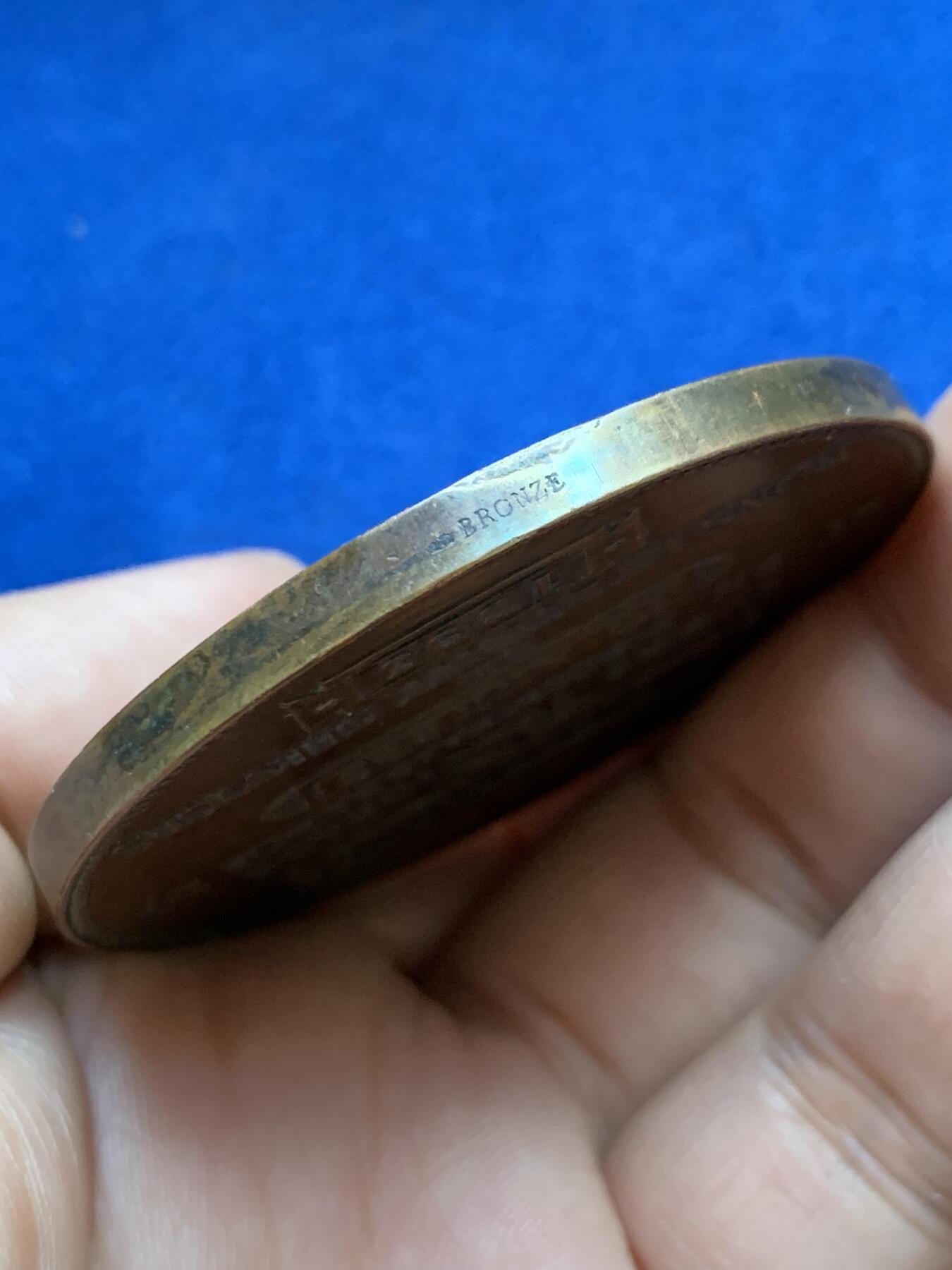 《竞宝斋》第439场 周日，周一，周二 3场连拍 （全场包邮） 1893年法国陶瓷业协会颁发纪念铜章 86.15克 57.2mm