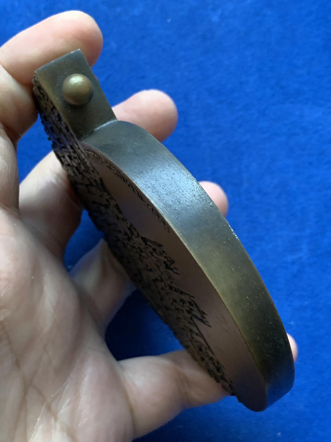 《竞宝斋》第439场 周日，周一，周二 3场连拍 （全场包邮） 葡萄牙1991年第30届曲棍球世界锦标赛异形铜章，长9.7cm，重480克。非常有趣的设计。不采用浮雕，正反面人物和城市景观都采用低于章面的凹版雕刻手法。