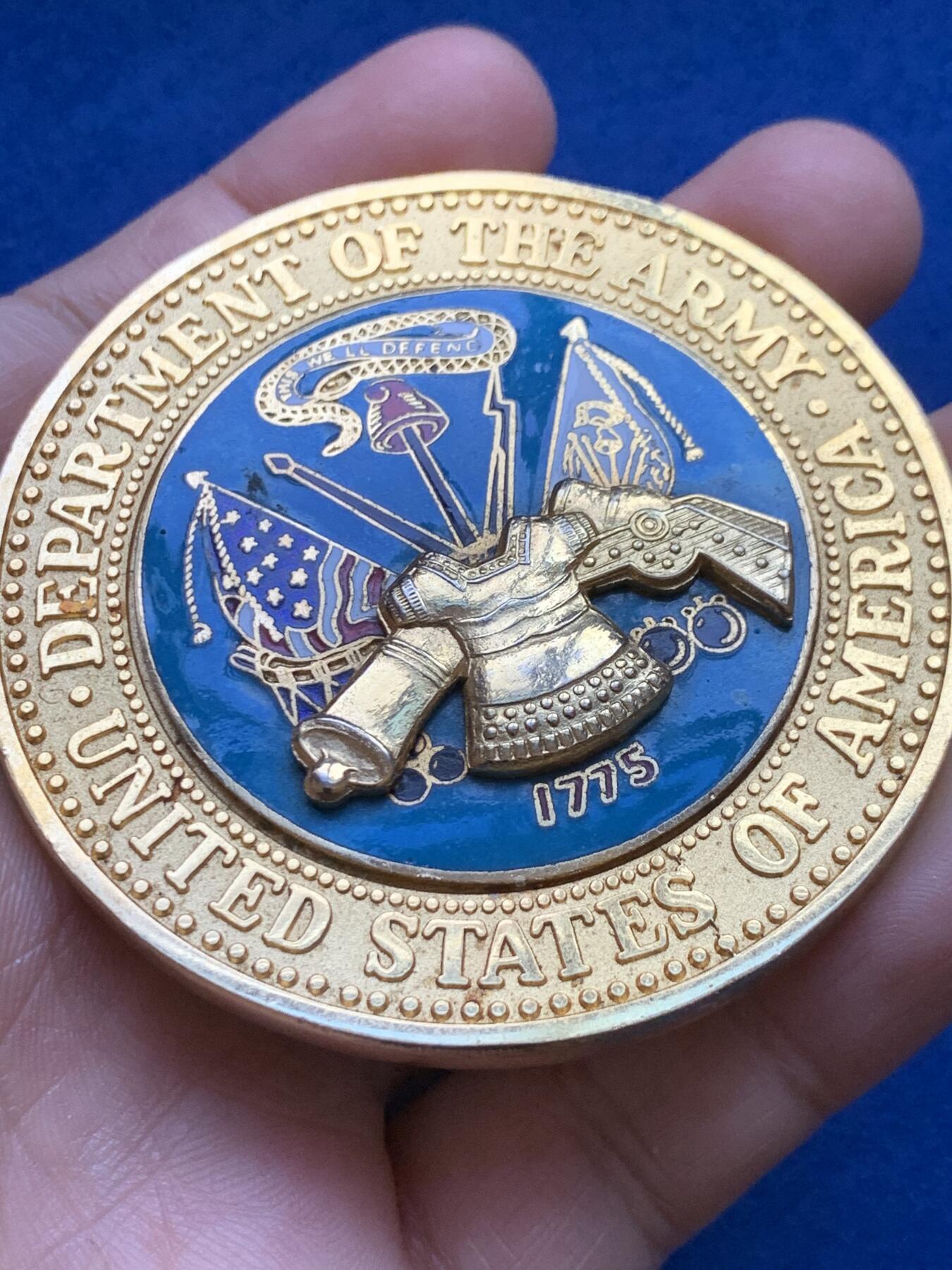 《竞宝斋》第439场 周日，周一，周二 3场连拍 （全场包邮） 美国陆军部纪念大铜章，镀金带珐琅，正面翻译为“美利坚合众国，由我们捍卫！”大直径66.1mm，重量122.2g。