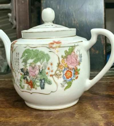 民国粉彩描金人物壶