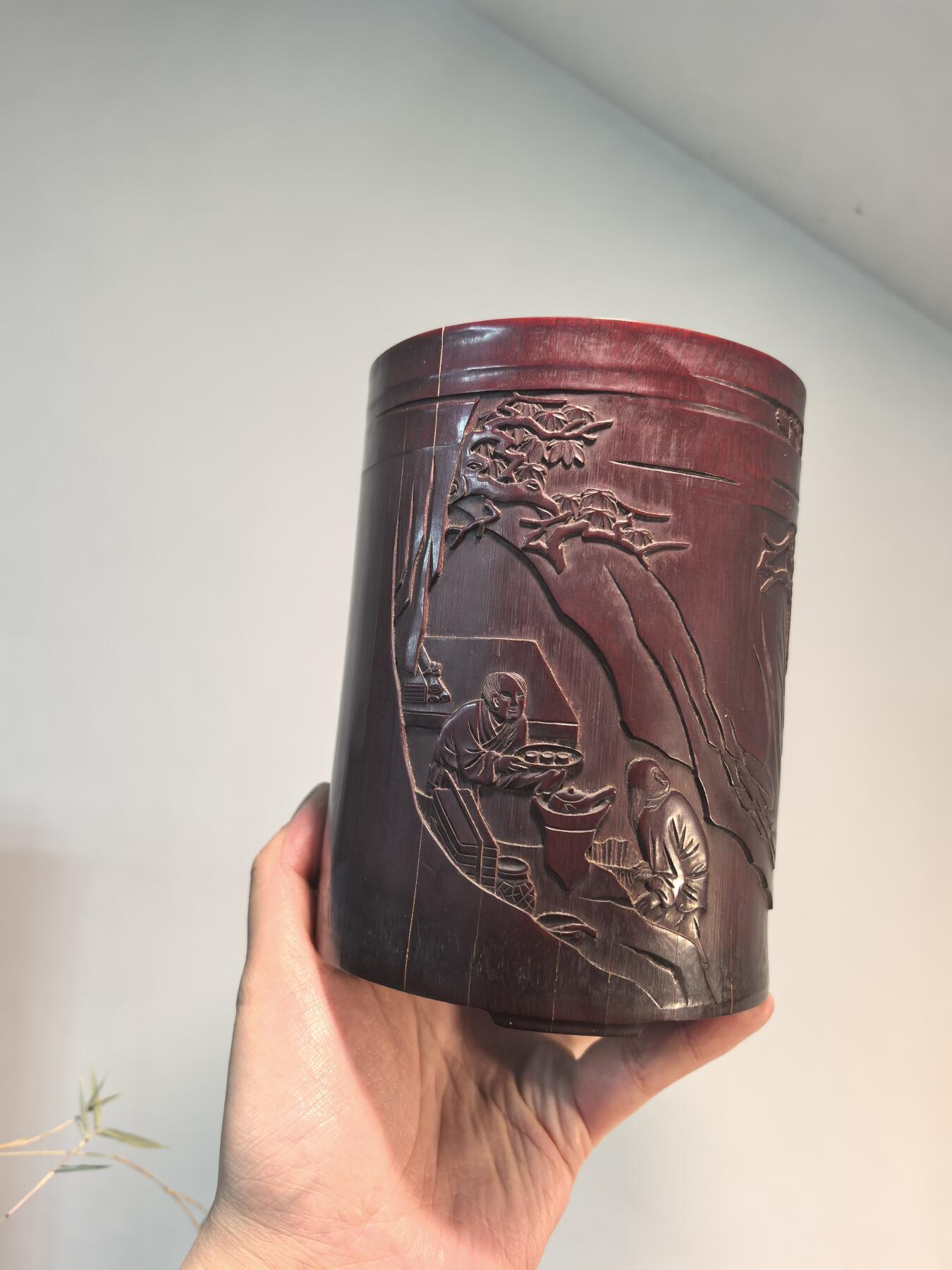 兰馨堂古玩杂项专场 笔筒清代木雕名家刻竹雕人物松下对弈人物故事笔筒 