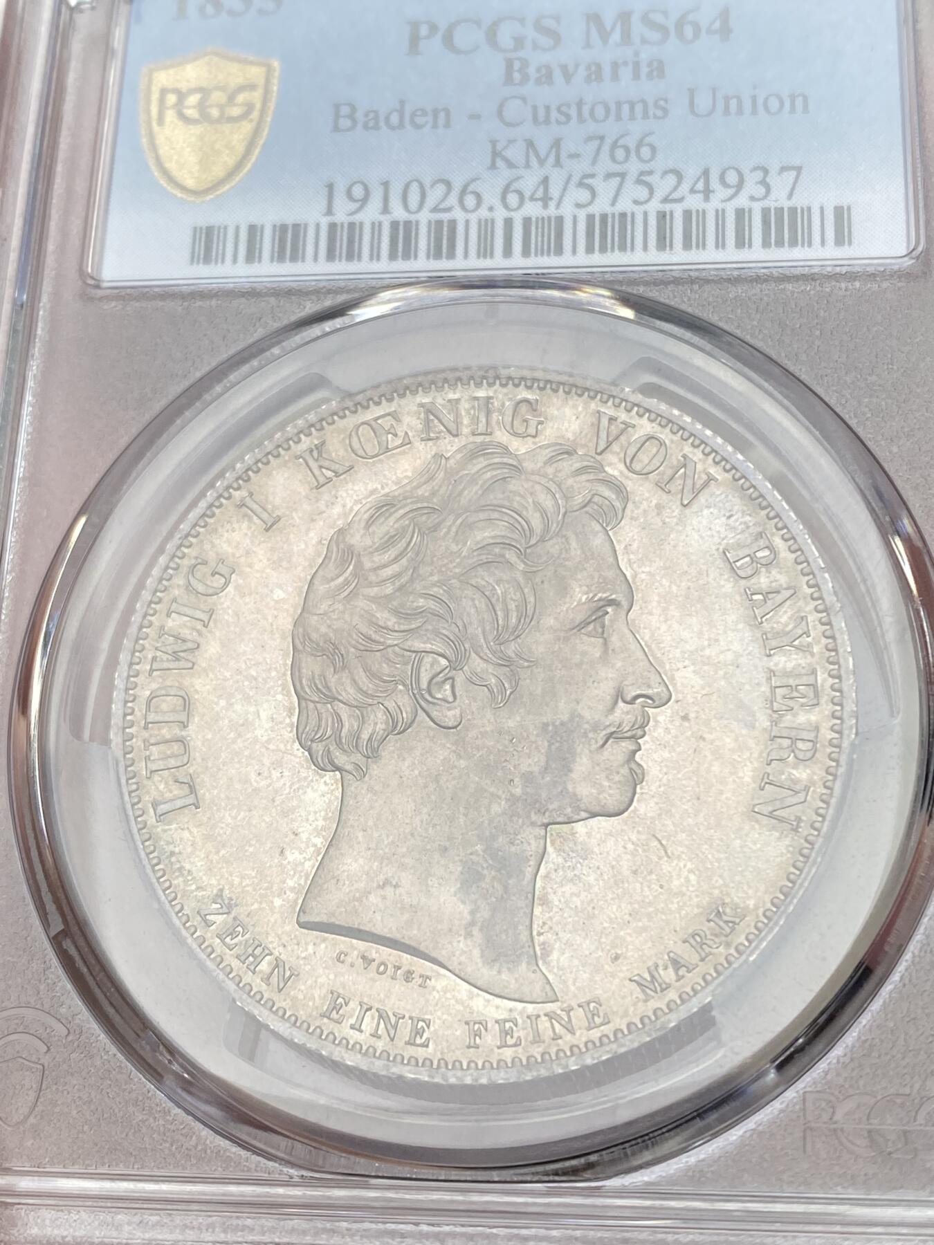 万国钱币拍卖第055期 PCGS MS64 1835年巴伐利亚路德维希一世纪念巴登加入关税同盟历史大泰勒 热门历史系列 无论工艺还是设计都是同时代中的佼佼者 双蛇缠绕的权杖是商业之神赫尔墨斯的象征 底板类镜面喷砂质感 64已是极其难得 越来越贵的品种