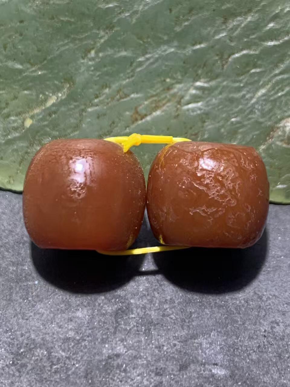 精美高玉化风化纹酒红玛瑙老形桶珠一对，