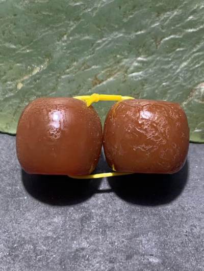 精美高玉化风化纹酒红玛瑙老形桶珠一对， - 精美高玉化风化纹酒红玛瑙老形桶珠一对，