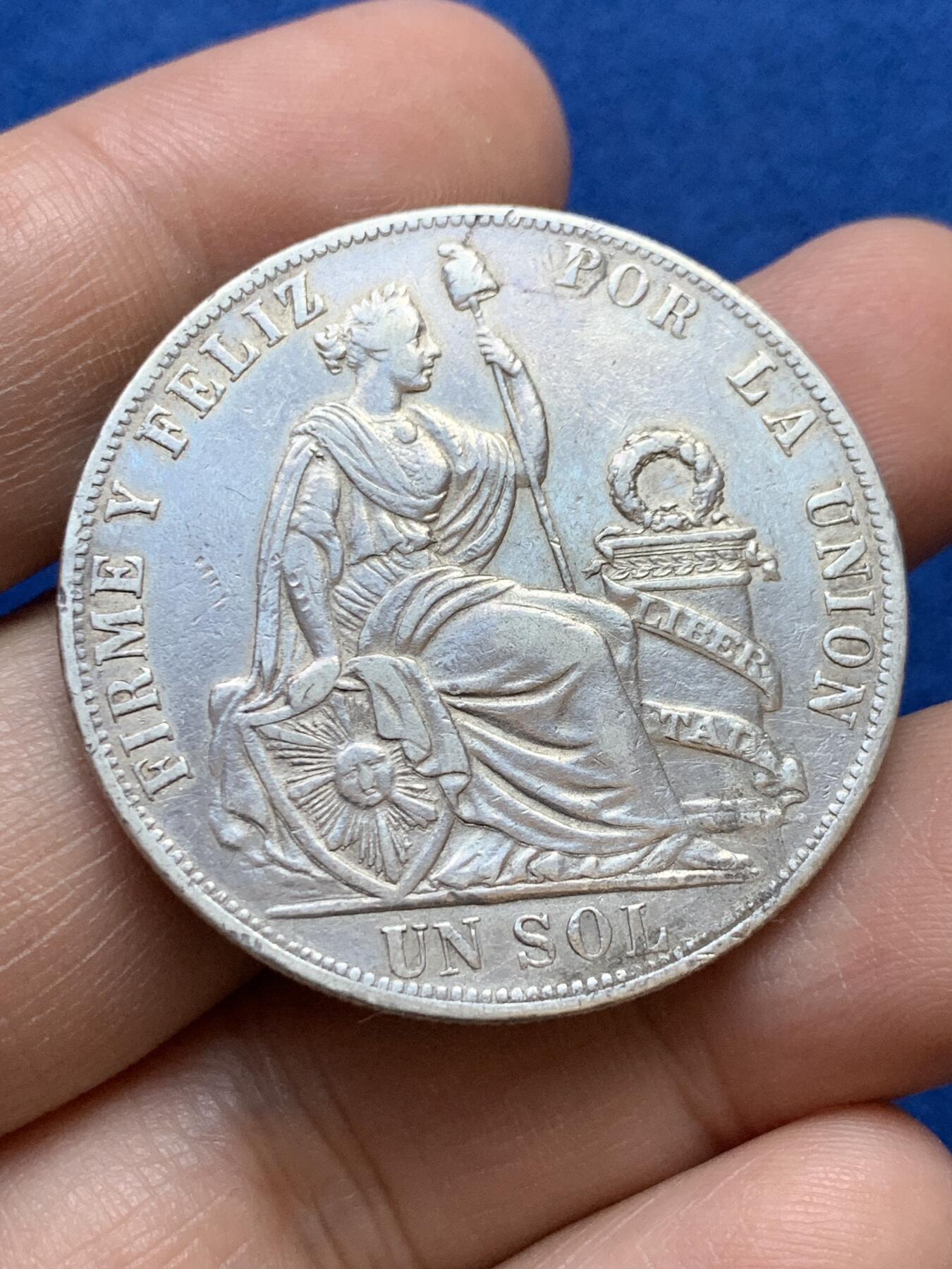 《竞宝斋》第439场 周日，周一，周二 3场连拍 （全场包邮） 秘鲁1890年1比索银币 早期高银凸铭文熟女T.F.版 特年，900银，直径37mm，重25克，女神面部表情清晰