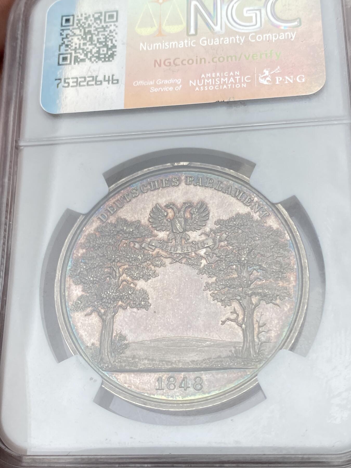 万国钱币拍卖第055期 NGC MS64 1848年德国美茵河畔法兰克福纪念利希诺夫斯基伯爵费利克斯在欧洲大革命时期被暗杀大银章 德伦特韦特设计双橡树双头鹰 目前仅见品种 NGC唯一冠军分 极罕见设计 欧陆五彩包浆收藏品质