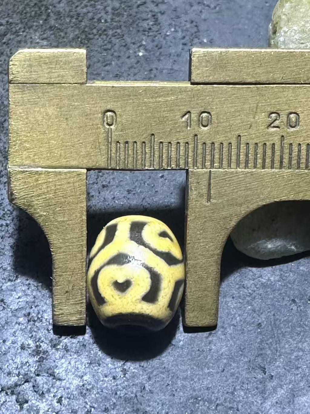 仅此一颗，精品藏传牙黄莲花玛瑙天珠一颗