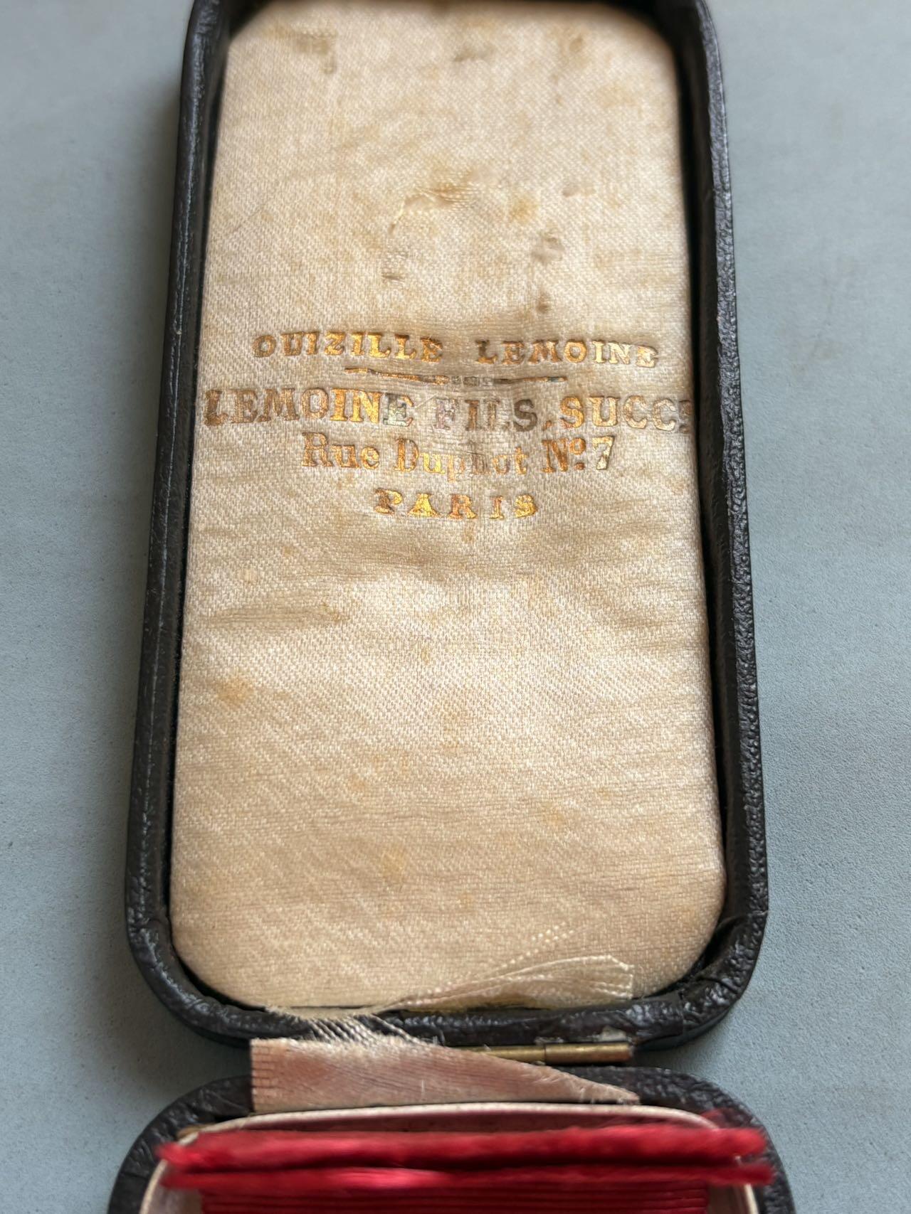 盛世勋华——号角文化勋章邮票专场拍卖第289期 法国骑士级荣誉军团勋章 银制（中心为金制） 珠宝商定制第二帝国版 带定制原盒，其制造商为Ouizille & Lemoine公司，法兰西第二帝国（1852-1870）“荣誉军团勋章”的官方制造商，同时为教皇、俄国皇室制作勋章（如圣弗拉基米尔星章）