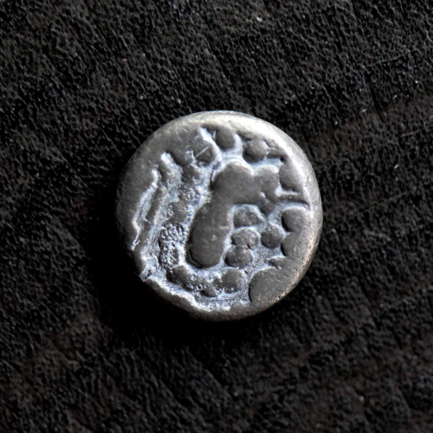 【良泉】第41期【自动场】11月27日晚19.30点开拍！86组，西方古代钱币专场 【藏家出品A】古吉拉特查拉健王朝 印度-萨珊式银币，公元8-13世纪，3.84克