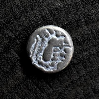 【良泉】第41期【自动场】11月27日晚19.30点开拍！86组，西方古代钱币专场 - 【藏家出品A】古吉拉特查拉健王朝 印度-萨珊式银币，公元8-13世纪，3.84克