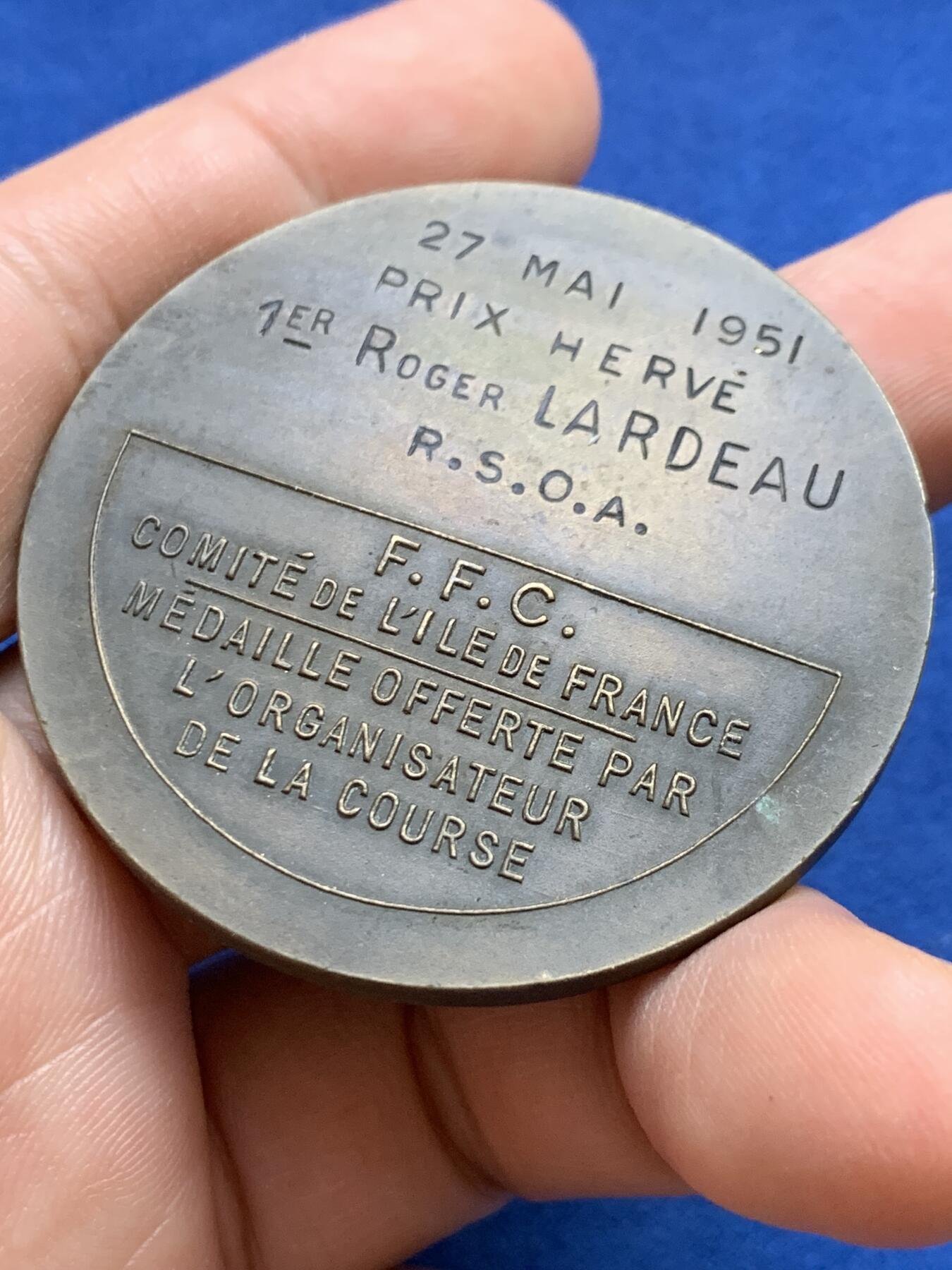 《竞宝斋》第439场 周日，周一，周二 3场连拍 （全场包邮） 1951年自行车纪念章，49.8mm，45克。