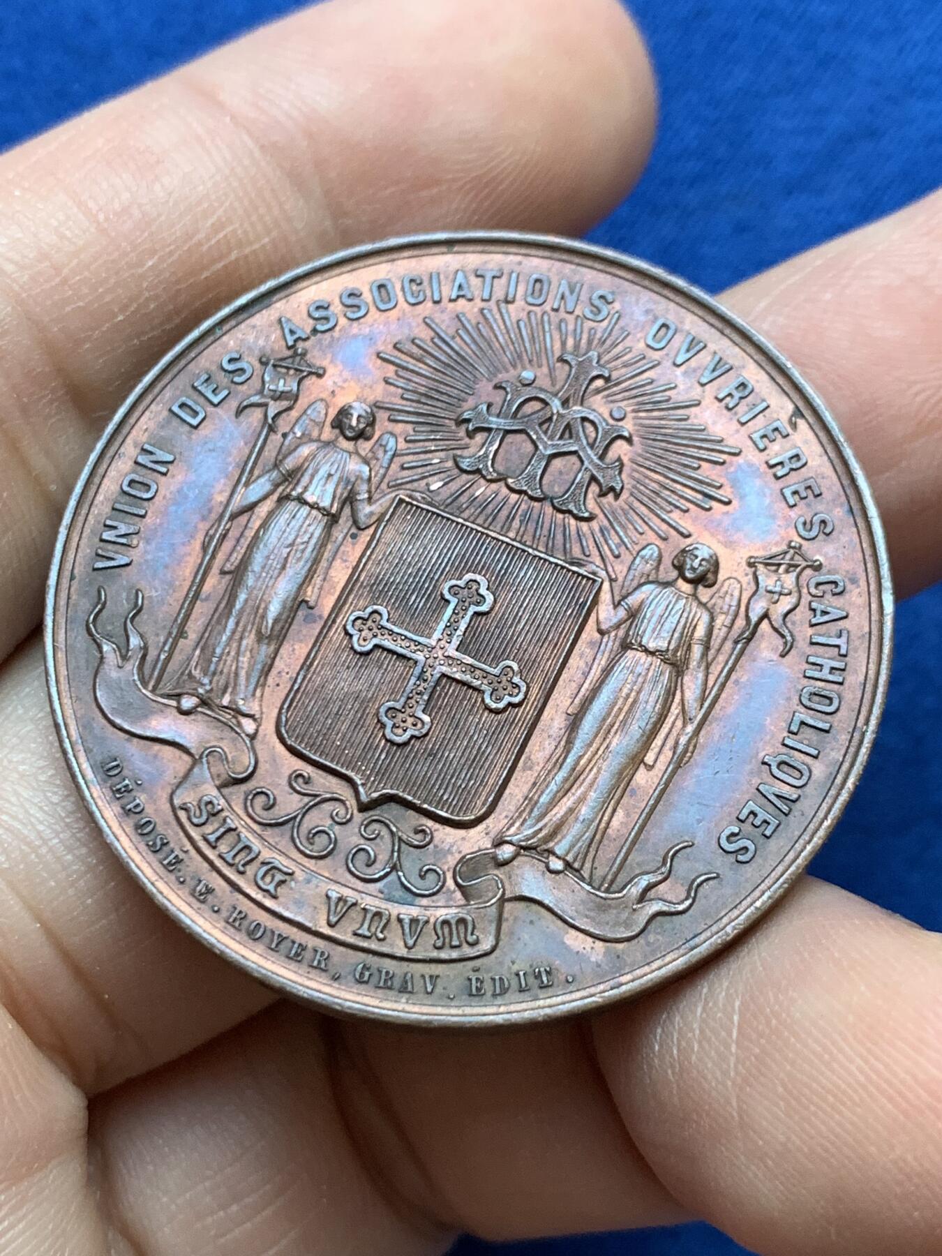 《竞宝斋》第439场 周日，周一，周二 3场连拍 （全场包邮） 法国1873年天主教工人联盟实刻纪念铜章，巴黎造币厂·E.罗韦尔雕刻大师出品，直径37.8mm，重量18.7g，带蜜蜂Cuivre边铭，少见品种。