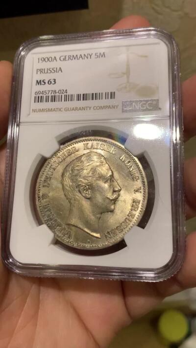 《竞宝斋》第439场 周日，周一，周二 3场连拍 （全场包邮） NGC MS63 德国1900年普鲁士威廉二世流通5马克大银币，稀少的中早期年份，威二长翅5马克流通充分，高品难度很大。淡金彩，转光极美，收藏级主币大银